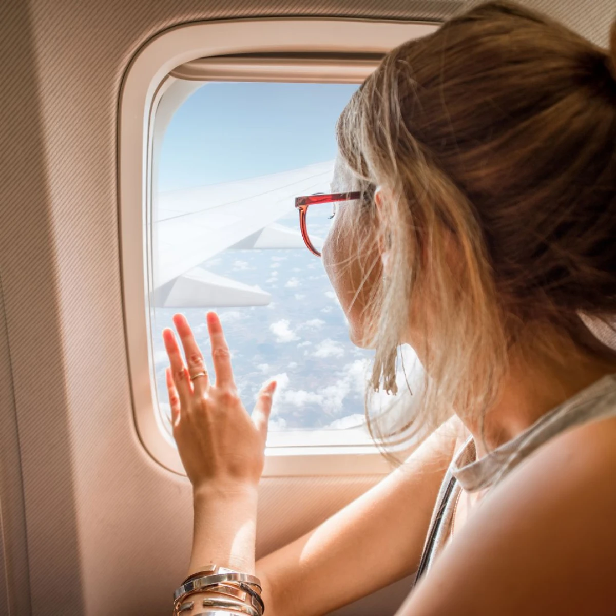 CÓMO SOBREVIVIR A UN VUELO LARGO: LA GUÍA DEFINITIVA